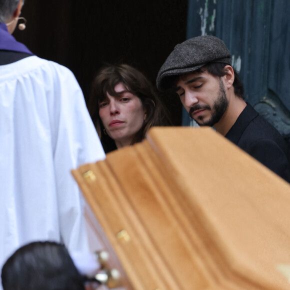 Lou Doillon, Ben Attal, Marlowe (fils de Lou Doillon), Roman de Kermadec (fils de Kate Barry) - Arrivées des célébrités aux obsèques de Jane Birkin en l'église Saint-Roch à Paris. Le 24 juillet 2023 © Jacovides-KD Niko / Bestimage 