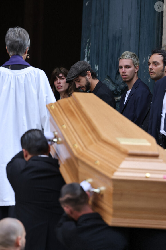 Lou Doillon, Ben Attal, Marlowe (fils de Lou Doillon), Roman de Kermadec (fils de Kate Barry) - Arrivées des célébrités aux obsèques de Jane Birkin en l'église Saint-Roch à Paris. Le 24 juillet 2023 © Jacovides-KD Niko / Bestimage 