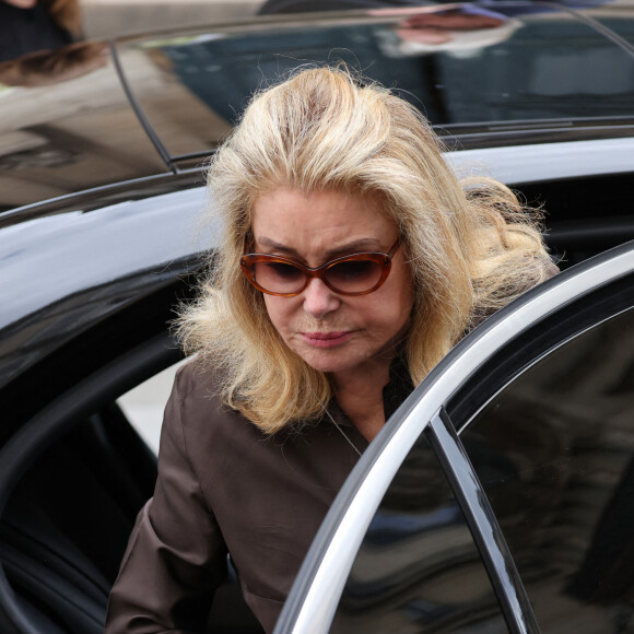 Catherine Deneuve - Arrivées des célébrités aux obsèques de Jane Birkin en l'église Saint-Roch à Paris. Le 24 juillet 2023 © Jacovides-KD Niko / Bestimage 