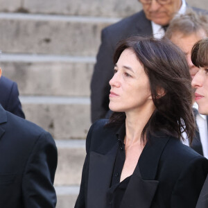 Charlotte Gainsbourg, Lou Doillon - Arrivées des célébrités aux obsèques de Jane Birkin en l'église Saint-Roch à Paris. Le 24 juillet 2023 © Jacovides-KD Niko / Bestimage  Funerals of the french singer Jane Birkin at Saint-Roch's church in Paris. On July 24th 2023 