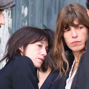 Charlotte Gainsbourg, Lou Doillon - Arrivées des célébrités aux obsèques de Jane Birkin en l'église Saint-Roch à Paris. Le 24 juillet 2023 © Jacovides-KD Niko / Bestimage  Funerals of the french singer Jane Birkin at Saint-Roch's church in Paris. On July 24th 2023 