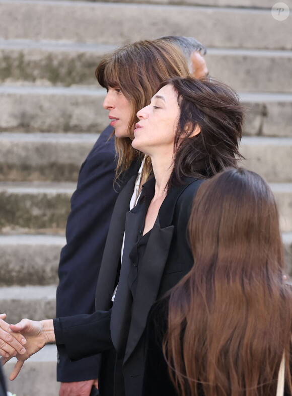 Lou Doillon, Charlotte Gainsbourg - Arrivées des célébrités aux obsèques de Jane Birkin en l'église Saint-Roch à Paris. Le 24 juillet 2023 © Jacovides-KD Niko / Bestimage  Funerals of the french singer Jane Birkin at Saint-Roch's church in Paris. On July 24th 2023 