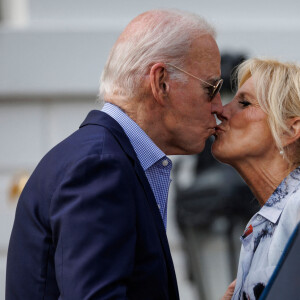 Joe Biden et Jill Biden s'embrassent à la Maison Blanche, à Washington, le 4 juillet 2023.