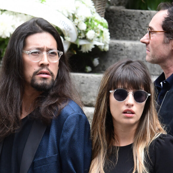 Notamment son petit frère Lulu, le fils cadet de Serge Gainsbourg.
Lucien Gainsbourg (Lulu) et sa compagne - Sorties des obsèques de Jane Birkin en l'église Saint-Roch à Paris. Le 24 juillet 2023 © Jacovides-KD Niko / Bestimage 