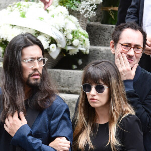 Lucien Gainsbourg (Lulu) et sa compagne - Sorties des obsèques de Jane Birkin en l'église Saint-Roch à Paris. Le 24 juillet 2023 © Jacovides-KD Niko / Bestimage 
