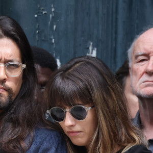 Lucien Gainsbourg (Lulu) et sa compagne - Sorties des célébrités aux obsèques de Jane Birkin en l'église Saint-Roch à Paris. Le 24 juillet 2023 © Jacovides-KD Niko / Bestimage 