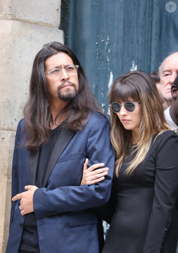 Lucien Gainsbourg (Lulu) et sa compagne - Sorties des célébrités aux obsèques de Jane Birkin en l'église Saint-Roch à Paris. Le 24 juillet 2023 © Jacovides-KD Niko / Bestimage 