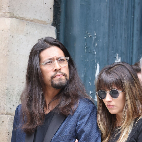 Lucien Gainsbourg (Lulu) et sa compagne - Sorties des célébrités aux obsèques de Jane Birkin en l'église Saint-Roch à Paris. Le 24 juillet 2023 © Jacovides-KD Niko / Bestimage 