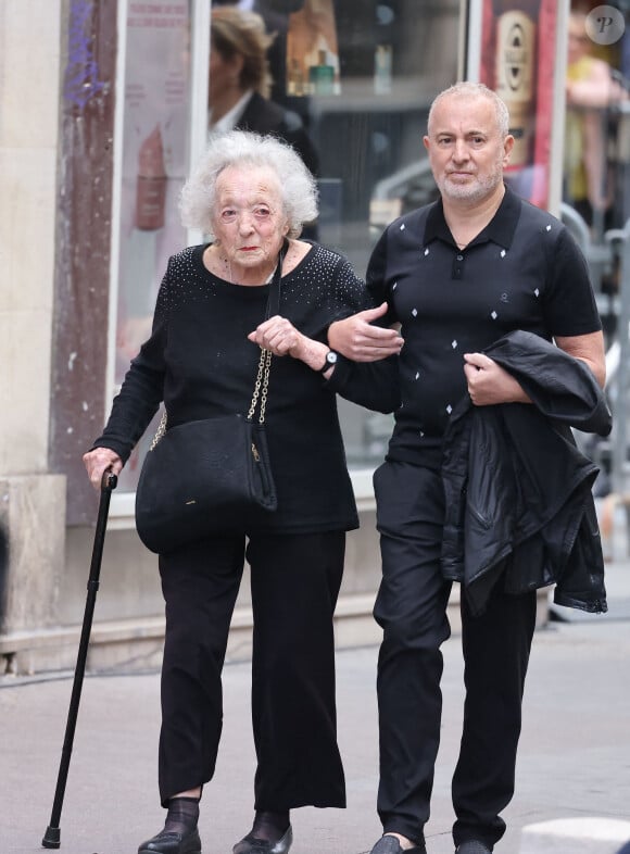 La soeur de Serge Gainsbourg était également présente à 97 ans.
Jacqueline Gainsbourg (soeur de Serge Gainsbourg) - Arrivées des célébrités aux obsèques de Jane Birkin en l'église Saint-Roch à Paris. Le 24 juillet 2023 © Jacovides-KD Niko / Bestimage