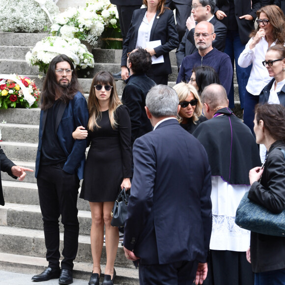 Lucien Gainsbourg (Lulu) et sa compagne, Rima Abdul-Malak, ministre de la Culture, la première dame Brigitte Macron, José Pietroboni, chef du protocole, Bambou (de profil) - Sorties des obsèques de Jane Birkin en l'église Saint-Roch à Paris. Le 24 juillet 2023 © Jacovides-KD Niko / Bestimage 