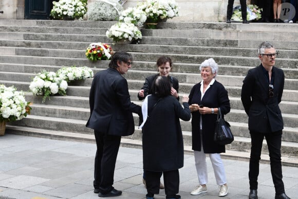 Sa mère, Bambou, était également présente et a salué Yvan Attal.
Yvan Attal et sa mère, Bambou - Sorties des obsèques de Jane Birkin en l'église Saint-Roch à Paris. Le 24 juillet 2023 © Jacovides-KD Niko / Bestimage 