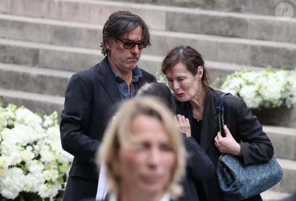 Yvan Attal et sa mère, Bambou (dernière compagne de Serge Gainsbourg) - Sorties des célébrités aux obsèques de Jane Birkin en l'église Saint-Roch à Paris. Le 24 juillet 2023 © Jacovides-KD Niko / Bestimage 