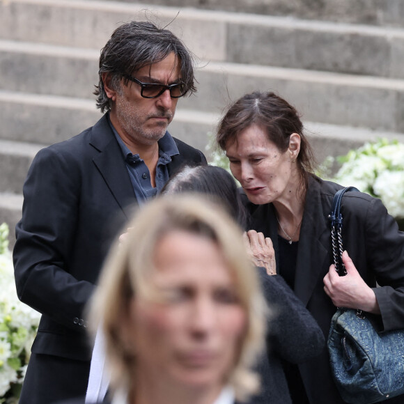 Yvan Attal et sa mère, Bambou (dernière compagne de Serge Gainsbourg) - Sorties des célébrités aux obsèques de Jane Birkin en l'église Saint-Roch à Paris. Le 24 juillet 2023 © Jacovides-KD Niko / Bestimage 