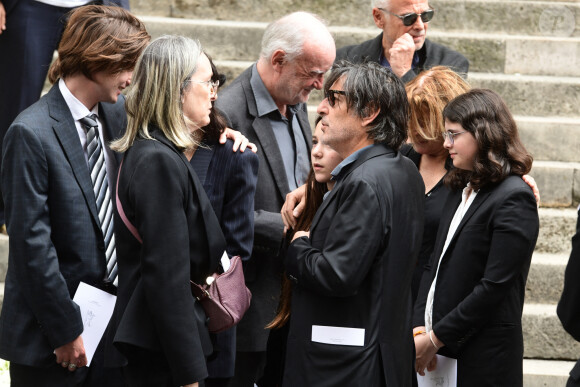 Yvan Attal et sa fille Jo - Sorties des obsèques de Jane Birkin en l'église Saint-Roch à Paris. Le 24 juillet 2023 © Jacovides-KD Niko / Bestimage 