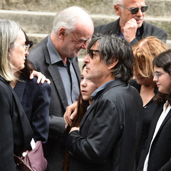 Yvan Attal et sa fille Jo - Sorties des obsèques de Jane Birkin en l'église Saint-Roch à Paris. Le 24 juillet 2023 © Jacovides-KD Niko / Bestimage 