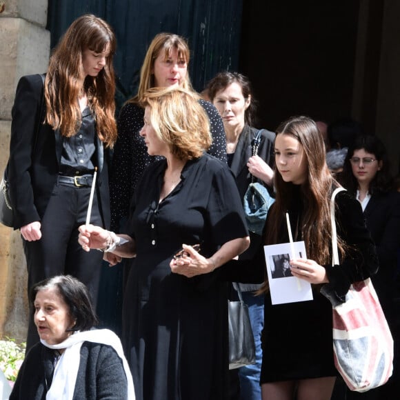 Yvan Attal et sa mère, Gabrielle Crawford , Jo Attal, Bambou - Sorties des obsèques de Jane Birkin en l'église Saint-Roch à Paris. Le 24 juillet 2023 © Jacovides-KD Niko / Bestimage 