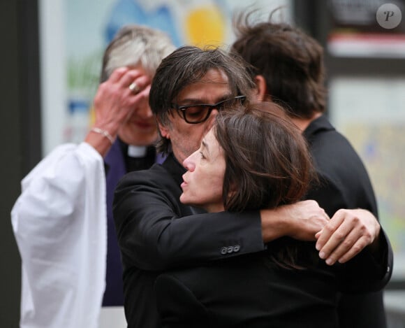 Yvan Attal et Charlotte Gainsbourg - Sorties des obsèques de Jane Birkin en l'église Saint-Roch à Paris. Le 24 juillet 2023 © Jonathan Rebboah / Panoramic / Bestimage 