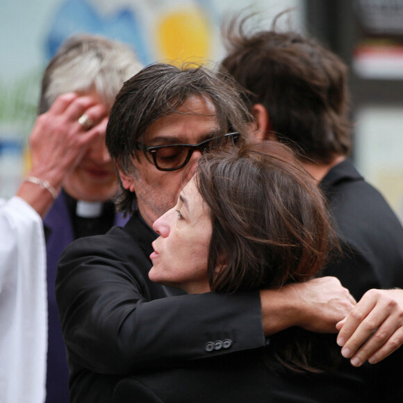 Yvan Attal et Charlotte Gainsbourg - Sorties des obsèques de Jane Birkin en l'église Saint-Roch à Paris. Le 24 juillet 2023 © Jonathan Rebboah / Panoramic / Bestimage 