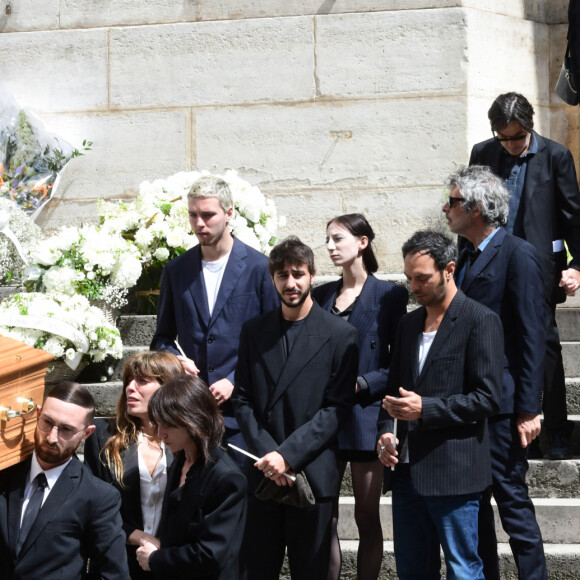 Lou Doillon, Charlotte Gainsbourg, Marlowe (fils de Lou Doillon), Ben Attal, Alice Attal, Roman de Kermadec (fils de Kate Barry) - Sorties des obsèques de Jane Birkin en l'église Saint-Roch à Paris. Le 24 juillet 2023 © Jacovides-KD Niko / Bestimage 