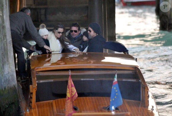 Angelina Jolie, Brad Pitt, Zahara et les jumeaux à Venise.