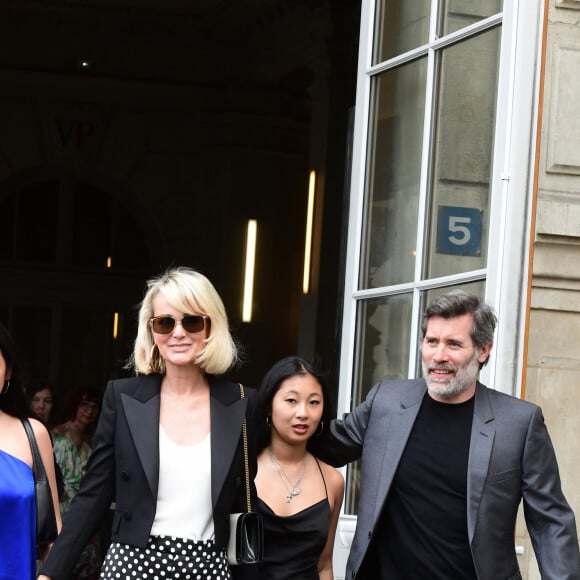 Jalil Lespert, Laeticia Hallyday et ses filles Jade et Joy à leur arrivée au mariage de Claude Lelouch à la mairie du 18ème à Paris. Le 17 juin 2023