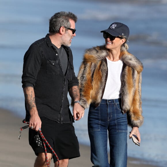 Exclusif - Laeticia Hallyday et son compagnon Jalil Lespert se baladent en amoureux sur une plage de Malibu avec leur chienne Cheyenne le 11 février 2023