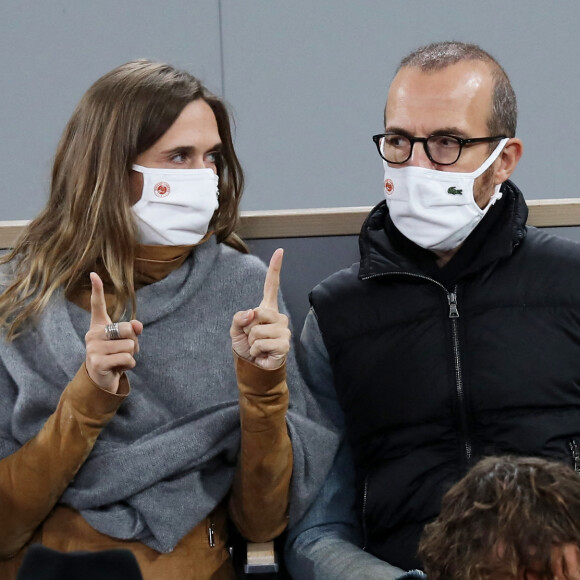 Un "ensemble de quatre chalets", en pin, qu'il a fait construire avec la chanteuse Marie Bastide.
Maurici Calogero et Marie Bastide en tribune lors de la finale homme des internationaux de tennis de Roland Garros à Paris remportée par Rafael Nadal en trois set le 11 octobre 2020. © Dominique Jacovides / Bestimage