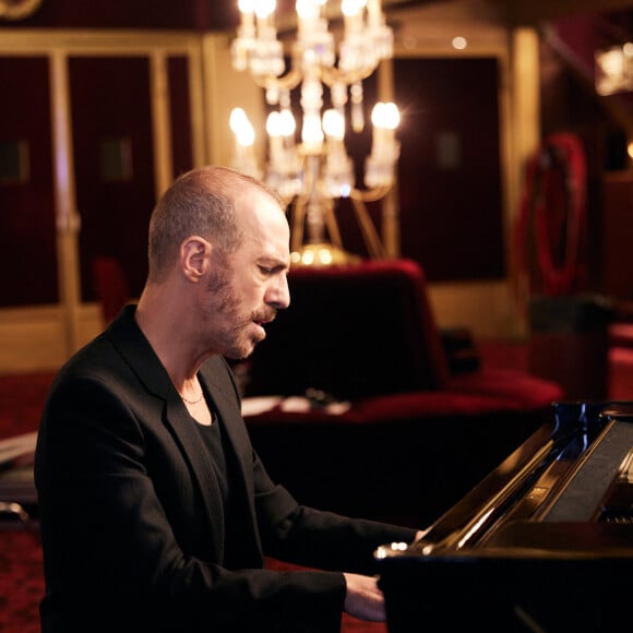 Exclusif - Calogero lors de l'enregistrement d'un Grand show de Noël "Christmas Show" imaginé par B.Biolay avec une pléiade d'artistes prestigieux au Casino de Paris, France, le 28 septembre 2022, diffusé sur Canal+, le 21 décembre 2022. © Cyril Moreau/Bestimage  No Web pour la Belgique et la Suisse CP: BENJAMIN BIOLAY CHRISTMAS SHOW Un show événement de 90 minutes orchestré par BENJAMIN BIOLAY Mercredi 21 décembre à 21H sur CANAL+ et disponible sur myCANAL Quand Benjamin Biolay fête Noël, c'est sur CANAL+ ! "Depuis toujours, lorsque je suis en concert au mois de décembre, je termine par une chanson de Noël. Ça fait partie de ma culture intime et de ma culture pop... Ça vient de l'enfance, j'ai toujours aimé Noël et son folklore". Pour CANAL+, Benjamin Biolay a orchestré un show exceptionnel, réunissant autour de lui quelques amis venus réinterpréter de grands standards de Noël (mais pas que...). Dans la grande tradition des émissions américaines, BENJAMIN BIOLAY CHRISTMAS SHOW mêle allègrement musique et sketches. De "Vive le vent" à "Last Christmas I gave you my heart", en passant par "Jardin d'hiver", "All I want for Christmas is you" ou encore "Let it snow" et "Paroles, Paroles", Benjamin Biolay et ses invités revisitent de grandes chansons, en solo ou en duo, sur la scène du Casino de Paris, habillée aux couleurs de Noël. Benjamin Biolay sera ainsi entouré de : Amel Bent, Calogero, Jeanne Cherhal, Vincent Dedienne, Pete Doherty et Frédéric Lo, Nicolas Duvauchelle, Élodie Frégé, Ibeyi, Louane, Chiara Mastroianni, Kad Merad, Yael Naim et Melvil Poupaud. Au bar tenu par Jean­Charles Clichet, Benjamin Biolay et ses invités devisent joyeusement autour d'un verre. En deuxième partie de soirée, un film de 52 minutes nous emmènera dans les coulisses du tournage de cette émission exceptionnelle. BENJAMIN BIOLAY CHRISTMAS SHOW Captation réalisée par François Goetghebeur Produite par FLAB PROD / François Benichou et Laurent Armillei