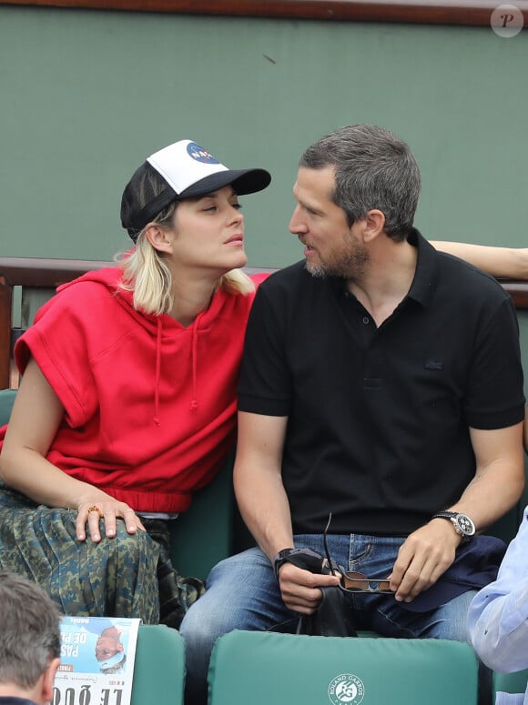 Marion Cotillard et son compagnon Guillaume Canet dans les tribunes des Internationaux de France de Tennis de Roland Garros à Paris, le 10 juin 2018. © Jacovides/Moreau/Bestimage