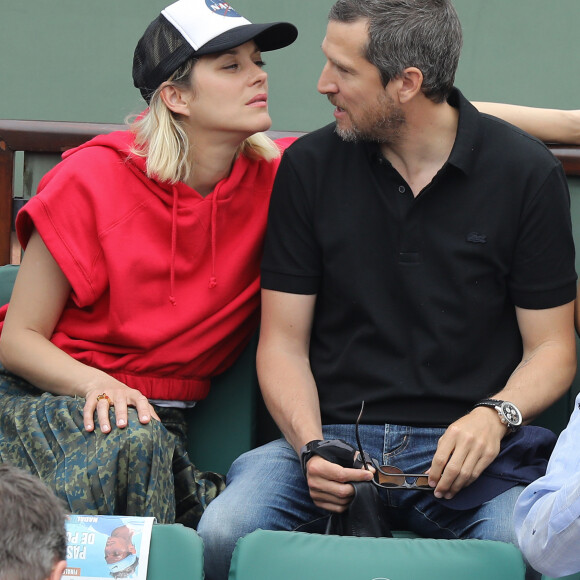 Marion Cotillard et son compagnon Guillaume Canet dans les tribunes des Internationaux de France de Tennis de Roland Garros à Paris, le 10 juin 2018. © Jacovides/Moreau/Bestimage