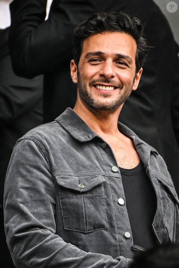 Il sera notamment entouré du chanteur Yodelice (Maxim Nucci de son vrai nom).
Maxim Nucci (Yodelice) en tribunes lors de la finale de rugby Top 14 opposant le Stade Toulousain Rugby (Toulouse) au Stade Rochelais (La Rochelle) au Stade de France à Saint-Denis, Seine Saint-Denis, le 17 juin 2023. Toulouse a gagné 29-26. © Matthieu Mirville/Bestimage 