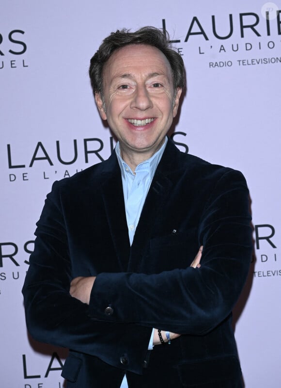 Stéphane Bern - 28ème cérémonie des Lauriers de l'Audiovisuel au théâtre Marigny à Paris le 20 février 2023. Elle sera diffusée en différé sur TV5 Monde, pour la deuxième année consécutive, le 22 février. Dix-sept lauriers ont été décernés. France Télévisions arrive en tête du palmarès de la 28e édition avec cinq prix. Cette année, France 2 et France 5 sont récompensées à égalité avec deux Lauriers chacune © Coadic Guirec/Bestimage 