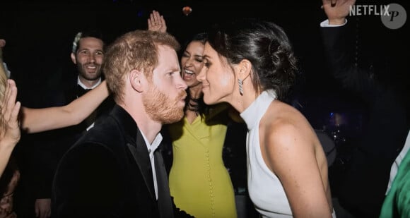 Images du documentaire Netflix "Harry & Meghan". La série comporte six parties et couvre la relation du couple depuis leurs premières fréquentations jusqu'à leur décision de prendre du recul en tant que membres actifs de la famille royale britannique et leurs activités ultérieures. 