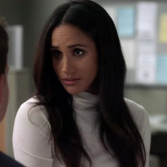 L'un des anciens proches de Meghan Markle est décédé. 
Meghan Markle embrasse son partenaire Patrick J. Adams dans la série "Suits". 