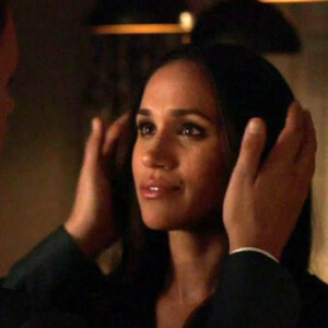 Justin Peacock, l'un des scénaristes de Suits, est en effet décédé brutalement. 
Meghan Markle embrasse son partenaire Patrick J. Adams dans la série "Suits" le 29 mars 2018. 