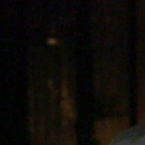 Meghan Markle embrasse son partenaire Patrick J. Adams dans la série "Suits" le 29 mars 2018. 