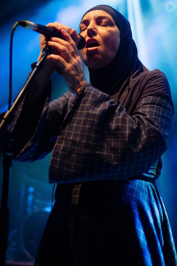 La chanteuse irlandaise fut alors prise en photo lors de son passage sur scène pour récupérer son prix.
Sinéad O'Connor en concert au Shepherd Empire à Londres le 16 décembre 2019. 