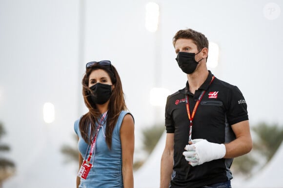 Romain Grosjean, blessé aux mains, et sa femme Marion arrivent au Grand Prix de Sakhir le 6 décembre 2020. Après son terrible accident qui lui a brûlé les mains, Romain Grosjean a révélé dans une vidéo publiée sur Twitter être contraint de mettre un terme à sa carrière en Formule 1. © Dppi / Panoramic / Bestimage 