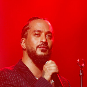 Exclusif - Slimane - Gala des 10 ans de l'association "Juste Humain" au Paradis Latin à Paris le 04 avril 2023. Slimane et ses amis ont enchanté la scène du Paradis Latin pour célébrer l'engagement de l'association " Juste Humain " qui oeuvre depuis 10 ans au chevet des enfants et des adolescents hospitalisés. Une occasion unique pour faire connaitre la vocation de l'association et ses nombreuses actions. Les fonds reversés à l'occasion de ce Gala participeront à financer les actions culturelles et artistiques à destination des jeunes patients. Fondée en 2011, l'association soutient les enfants hospitalisés - du nourrisson au jeune adulte - atteints d'un cancer ou d'une pathologie lourde en mettant à leur disposition les bienfaits des arts et de la culture. Juste Humain agit en faveur du bien-être des malades hospitalisés ainsi que de leurs proches. Elle offre aux patients la possibilité de s'éveiller à la pratique artistique, évitant ainsi l'exclusion en tissant des liens humains en dehors de la maladie. Cette action permet aux enfants et aux adolescents de valoriser l'image qu'ils peuvent avoir d'eux-mêmes, la rendre positive à travers l'expérience de la culture. L'association aide ainsi les jeunes patients à s'évader du quotidien, à connaître des expériences souvent inoubliables qui les aident à envisager l'avenir d'une façon plus optimiste. Soutenue par Valérie Benaïm et Slimane, respectivement marraine et parrain de l'association, Juste Humain a également la chance de pouvoir compter sur le soutien de nombreux artistes qui s'investissent en tant que parrains et marraines de coeur. Ils viennent notamment à la rencontre des malades pour partager leur passion et transmettre leur expérience. © Christophe Clovis / Bestimage 