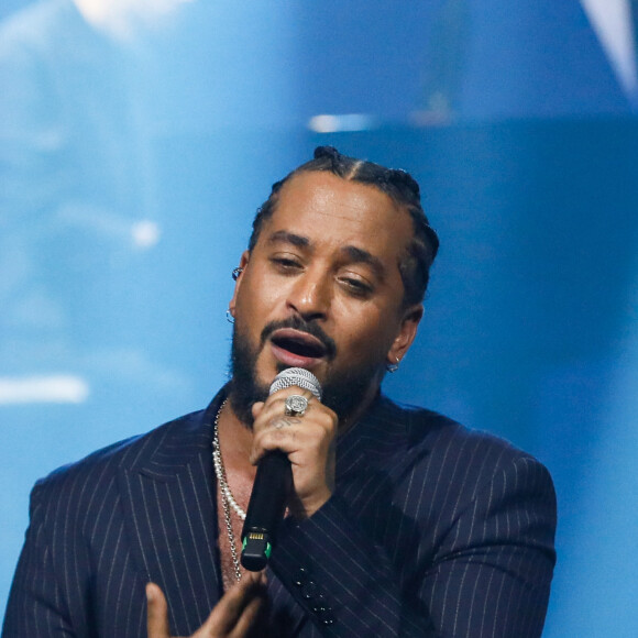 Exclusif - Slimane - Gala des 10 ans de l'association "Juste Humain" au Paradis Latin à Paris le 04 avril 2023. Slimane et ses amis ont enchanté la scène du Paradis Latin pour célébrer l'engagement de l'association " Juste Humain " qui oeuvre depuis 10 ans au chevet des enfants et des adolescents hospitalisés. Une occasion unique pour faire connaitre la vocation de l'association et ses nombreuses actions. Les fonds reversés à l'occasion de ce Gala participeront à financer les actions culturelles et artistiques à destination des jeunes patients. Fondée en 2011, l'association soutient les enfants hospitalisés - du nourrisson au jeune adulte - atteints d'un cancer ou d'une pathologie lourde en mettant à leur disposition les bienfaits des arts et de la culture. Juste Humain agit en faveur du bien-être des malades hospitalisés ainsi que de leurs proches. Elle offre aux patients la possibilité de s'éveiller à la pratique artistique, évitant ainsi l'exclusion en tissant des liens humains en dehors de la maladie. Cette action permet aux enfants et aux adolescents de valoriser l'image qu'ils peuvent avoir d'eux-mêmes, la rendre positive à travers l'expérience de la culture. L'association aide ainsi les jeunes patients à s'évader du quotidien, à connaître des expériences souvent inoubliables qui les aident à envisager l'avenir d'une façon plus optimiste. Soutenue par Valérie Benaïm et Slimane, respectivement marraine et parrain de l'association, Juste Humain a également la chance de pouvoir compter sur le soutien de nombreux artistes qui s'investissent en tant que parrains et marraines de coeur. Ils viennent notamment à la rencontre des malades pour partager leur passion et transmettre leur expérience. © Christophe Clovis / Bestimage 