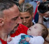 Hiziya Ribéry en a profité pour faire la visite de la galerie Dior
 
Franck Ribery et sa fille Keltoum et sa femme Wahiba - Franck Ribéry célèbre le titre de champion d'allemagne et son dernier match sous les couleurs du Bayern de Munich le 18 Mai 2019.