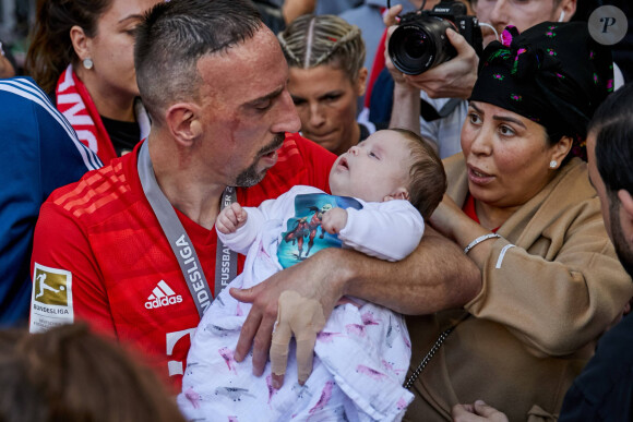 Hiziya Ribéry en a profité pour faire la visite de la galerie Dior
 
Franck Ribery et sa fille Keltoum et sa femme Wahiba - Franck Ribéry célèbre le titre de champion d'allemagne et son dernier match sous les couleurs du Bayern de Munich le 18 Mai 2019.