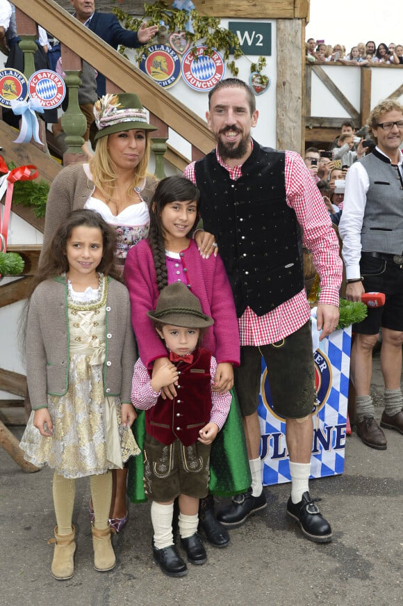 Franck Ribery célèbre la fête de la bière "Oktoberfest" avec sa femme Wahiba et ses enfants Salif, Shakinez et Hizya à Munich en Allemagne le 5 octobre 2014.