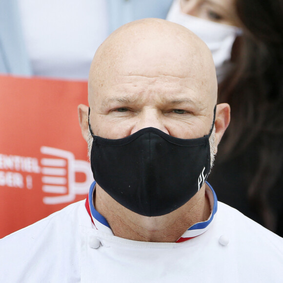 Le grand chef Bordelais et présentateur TV Philippe Etchebest organise un concert de casseroles devant son restaurant Bordelais "Le 4ème Mur" avec son équipe afin de soutenir l'ouverture des restaurants pendant la crise liée à l'épidémie de Coronavirus (COVID-19), le 2 Octobre 2020 à Bordeaux. 