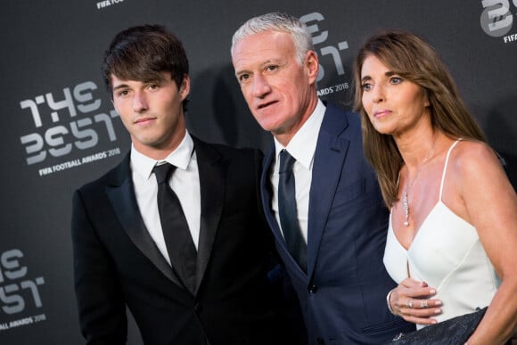 Dylan Deschamps montre les muscles ! 
 
Didier Deschamps, sa femme Claude et leur fils Dylan - Les célébrités arrivent à la cérémonie des Trophées Fifa au Royal Festival Hall à Londres, Royaume Uni. © Cyril Moreau/Bestimage