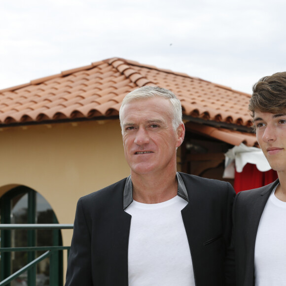Très sportif, Dylan Deschamps est aussi impressionnant que son père !
 
Didier Deschamps et son fils Dylan - Tournoi de tennis Rolex Masters de Monte-Carlo à Roquebrune-Cap-Martin, le 19 avril 2015.