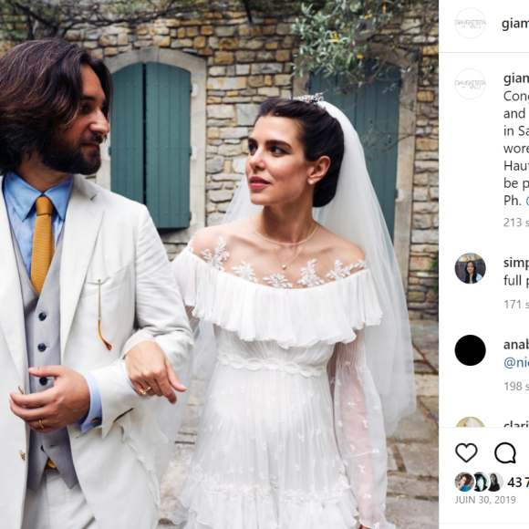 C'est en 2019 que les tourtereaux s'étaient dit oui, à la mairie à Monaco puis à l'église en Provence.
Robe de mariée de Charlotte Casiraghi.