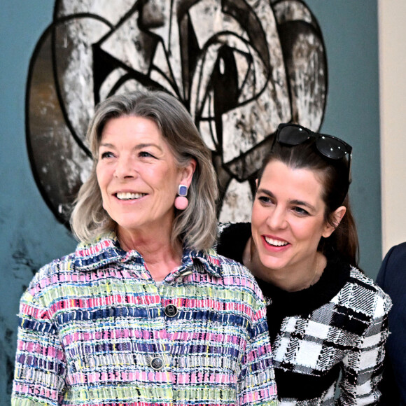 La princesse Caroline de Hanovre et sa fille Charlotte Casiraghi durant le vernissage de l'exposition Humanoïdes de l'artiste George Condo au Nouveau Musée National de Monaco, le 30 mars 2023. © Bruno Bebert / Bestimage 