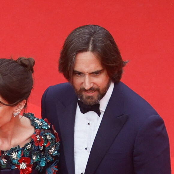 Charlotte Casiraghi et son mari Dimitri Rassam - Montée des marches du film " Jeanne du Barry " pour la cérémonie d'ouverture du 76ème Festival International du Film de Cannes, au Palais des Festivals à Cannes. Le 16 mai 2023 © Christophe Clovis / Bestimage 