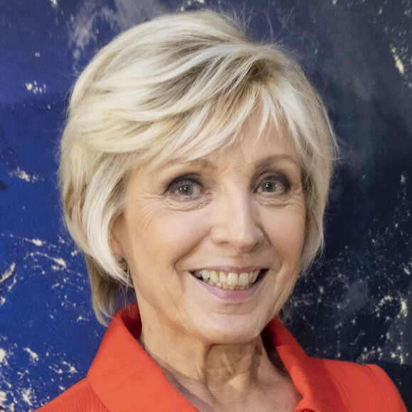 Si, depuis plusieurs jours, les températures sont plus clémentes, la célèbre présentatrice assure que ces dernières sont toujours "au-dessus de la normale de saison" comme elle l'a indiqué en juillet dernier.
Evelyne Dheliat (TF1) au 19ème forum international de la météo et du climat communication sur le changement climatique dans les Médias au CNES à Paris, France, le 21 juin 2022. © Jack Tribeca/Bestimage